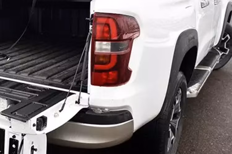 Changan Hunter hầu như không có đối thủ trực tiếp trên thị trường, hầu hết các mẫu xe hiện có trên thị trường đều chạy thuần điện như Great Wall Cannon, SAIC Maxus T70 EV, Radar RD6... Tuy nhiên, những mẫu xe bán tải thuần điện này gặp phải vấn đề lớn.