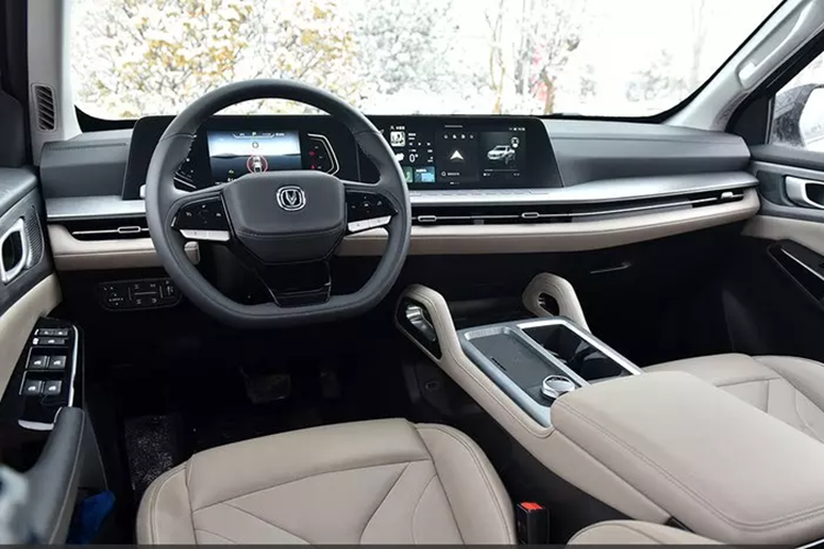 Xe bán tải Changan Hunter có góc tiếp cận lên tới 29° trong khi góc thoát lên tới 27°. Khoảng sáng gầm xe khá cao có nghĩa là vẻ ngoài chắc chắn phù hợp với khả năng off-road thực tế, tuy nhiên khả năng chịu tải của xe tải lại rất thấp 495 kg,