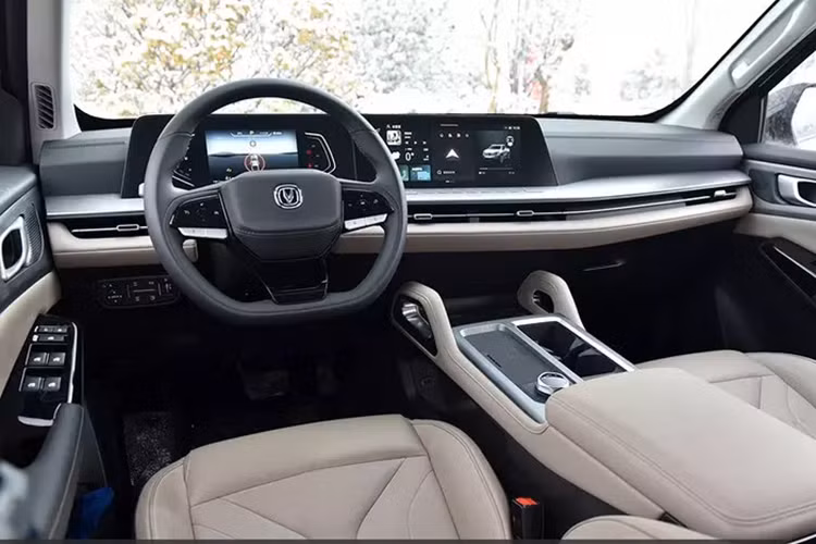 Xe bán tải Changan Hunter có góc tiếp cận lên tới 29° trong khi góc thoát lên tới 27°. Khoảng sáng gầm xe khá cao có nghĩa là vẻ ngoài chắc chắn phù hợp với khả năng off-road thực tế, tuy nhiên khả năng chịu tải của xe tải lại rất thấp 495 kg,