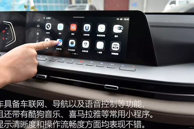 Tùy theo giá, xe bán tải Changan Hunter cung cấp hệ thống kiểm soát hành trình, định vị Amap, đèn hỗ trợ lái, cần gạt nước cảm biến mưa, điều khiển bằng giọng nói, nâng cấp OTA cho xe, vô lăng bọc da, đồng hồ LCD, sạc điện thoại không dây 40W,, ghế ngồi bọc da, loa 4/6, cửa gió điều hòa phía sau, v.v.