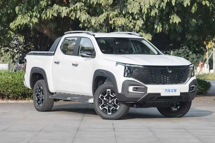 Changan Hunter là mẫu xe bán tải chạy điện tầm xa đầu tiên của Changan Automobile. Chiếc xe mới có vẻ ngoài hầm hố, nổi bật với những đường nét đậm phong cách các mẫu xe trong phim Robot, và hình dáng đèn pha tốt hơn nhiều so với những gì chúng tôi nghĩ, cụm đèn dọc, dải đèn LED sắc cạnh hoàn hảo.