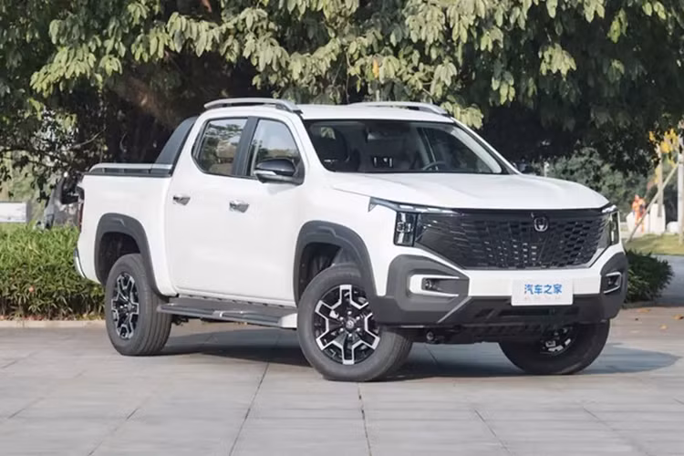 Changan Hunter là mẫu xe bán tải chạy điện tầm xa đầu tiên của Changan Automobile. Chiếc xe mới có vẻ ngoài hầm hố, nổi bật với những đường nét đậm phong cách các mẫu xe trong phim Robot, và hình dáng đèn pha tốt hơn nhiều so với những gì chúng tôi nghĩ, cụm đèn dọc, dải đèn LED sắc cạnh hoàn hảo.