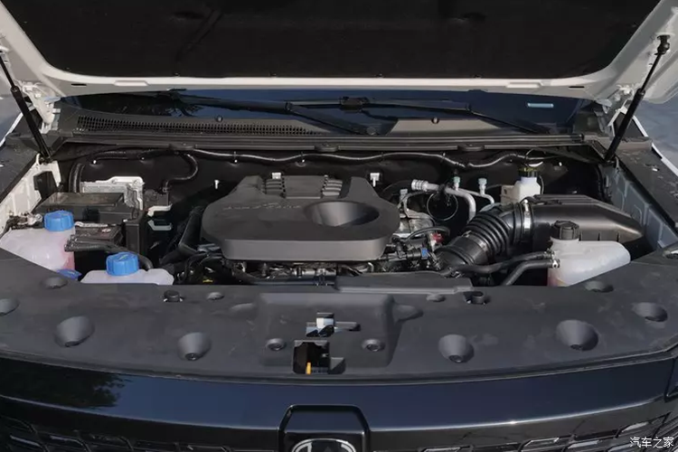 Về động cơ, mẫu dẫn động hai bánh sử dụng mô tơ phía sau công suất 130 kW, còn mẫu dẫn động bốn bánh sử dụng mô tơ kép kết hợp 70kW và 130kW.