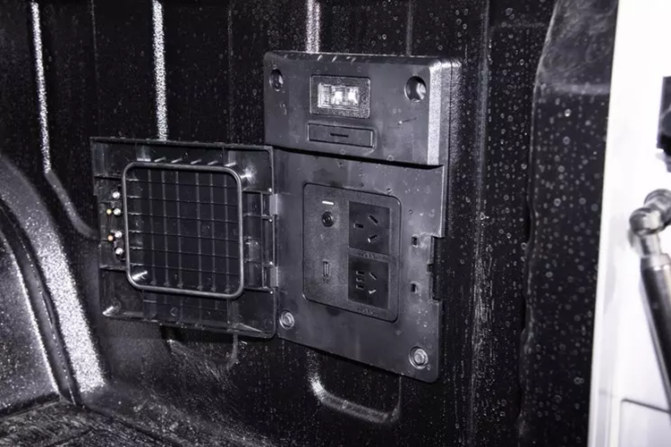 Kích thước hộp chở hàng của mẫu hộp tiêu chuẩn là 1600×1595×500mm, kích thước của mẫu hộp siêu dài là 1850×1595×500mm. Ngoài lớp sơn chống trầy xước và chống ăn mòn thông thường, Changan Hunter cũng được trang bị chức năng xả điện, giúp bạn có thể dùng nhiều vật dụng như máy tính, bếp điện, đèn... cho việc dã ngoại khi cung cấp công suất lên tới 3,3 kW.