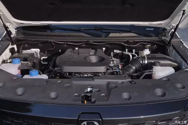 Về động cơ, mẫu dẫn động hai bánh sử dụng mô tơ phía sau công suất 130 kW, còn mẫu dẫn động bốn bánh sử dụng mô tơ kép kết hợp 70kW và 130kW.