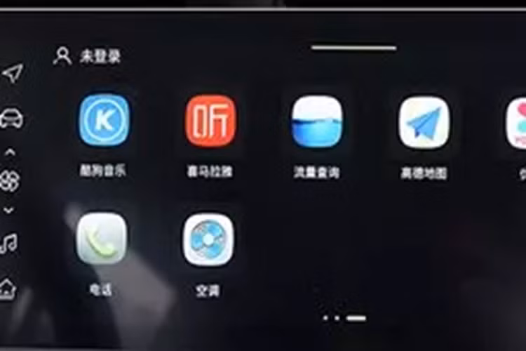 Về không gian ngồi, người trải nghiệm có chiều cao 1,8 m vẫn có một khoảng cách nhất định sau khi điều chỉnh tư thế lái ở hàng ghế trước và sau, người lớn có chiều cao trung bình không cần lo lắng vì sàn xe có độ phồng nhất định giữa hàng ghế sau khi đã chất đầy đồ thì tốt, không gian theo chiều dọc không hề nhỏ, giúp hành khách có phạm vi di chuyển nhất định.