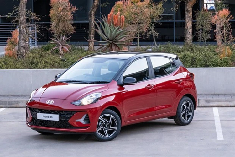 Ngoài ra, phiên bản nâng cấp của Hyundai Grand i10 vẫn được giữ nguyên điều hòa tự động, màn hình cảm ứng trung tâm 8 inch với Apple CarPlay/Android Auto.