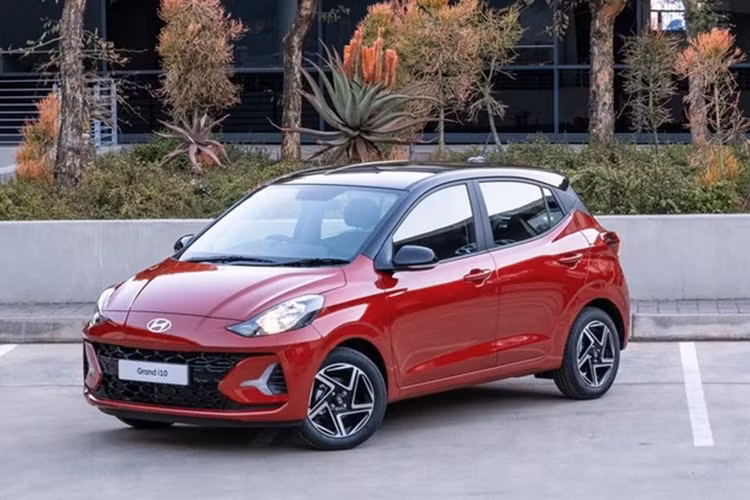 Ngoài ra, phiên bản nâng cấp của Hyundai Grand i10 vẫn được giữ nguyên điều hòa tự động, màn hình cảm ứng trung tâm 8 inch với Apple CarPlay/Android Auto.