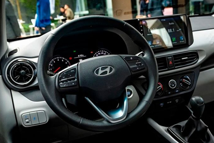 Tại thị trường Ấn Độ, Hyundai Grand i10 2024 được trang bị bộ mâm xe hợp kim kích thước 15 inch, ăng-ten vây cá mập và đèn hậu LED được cải tiến.