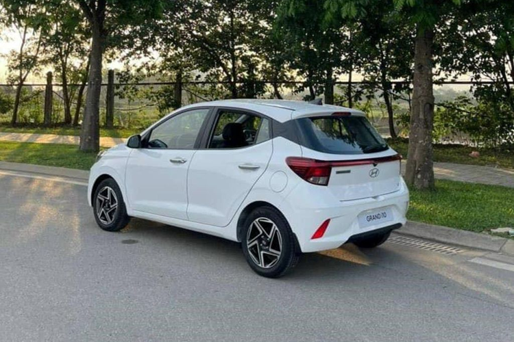 Bên cạnh đó, nội thất của Hyundai Grand i10 2024 cũng được bổ sung một số trang bị mới như: sạc điện thoại không dây, đèn pha tự động, cổng USB Type C, hệ thống kiểm soát hành trình, cân bằng điện tử, kiểm soát thân xe, hỗ trợ khởi hành ngang dốc, móc ghế trẻ em ISOFIX và cảnh báo áp suất lốp.
