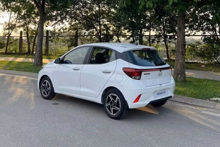 Bên cạnh đó, nội thất của Hyundai Grand i10 2024 cũng được bổ sung một số trang bị mới như: sạc điện thoại không dây, đèn pha tự động, cổng USB Type C, hệ thống kiểm soát hành trình, cân bằng điện tử, kiểm soát thân xe, hỗ trợ khởi hành ngang dốc, móc ghế trẻ em ISOFIX và cảnh báo áp suất lốp.