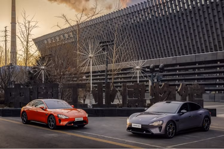 Cuối cùng, nhà sản xuất ô tô này chỉ mất 45 ngày để giao thêm 30.000 xe, nâng tổng số xe đã bàn giao lên 130.000 chiếc. Theo China EV DataTracker, doanh số bán hàng của Xiaomi trong tháng 12 là 16.328 xe. Đây là một kết quả đáng chú ý đối với chiếc xe chỉ mới ra mắt vào cuối quý I năm nay.