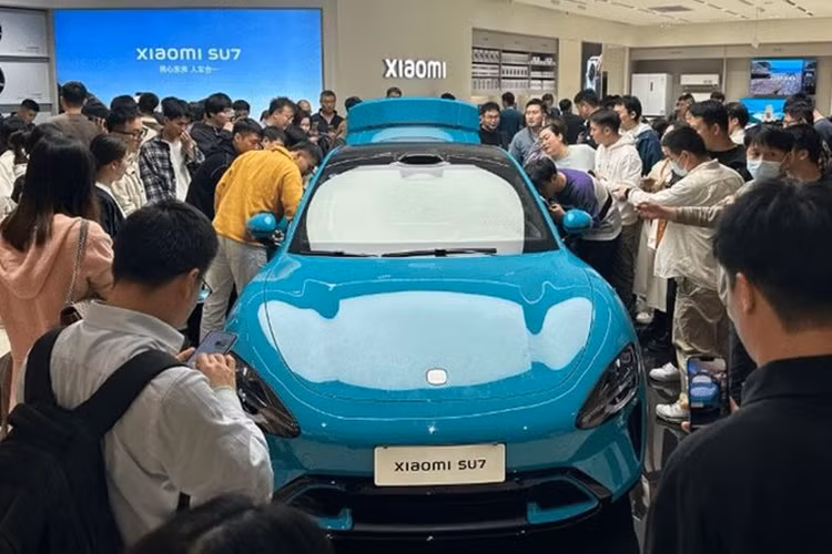 Sau khi ra mắt, mẫu xe này đã trở thành tiêu điểm khi nhận được 50.000 đơn đặt hàng trong vòng 27 phút. Mặc dù gặp một số trục trặc khi bắt đầu sản xuất, SU7 vẫn thu hút được rất nhiều người mua tại Trung Quốc và điều này khiến cho hãng phải liên tục tăng sản lượng để đáp ứng nhu cầu.