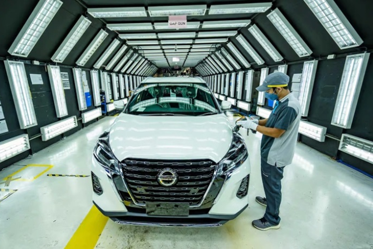 Theo Luật Phát triển ngành công nghiệp xe điện (EVIDA) của Philippines, BEV được định nghĩa là những phương tiện có bánh và sử dụng pin làm nguồn năng lượng cho hệ thống động lực của xe. Luật này không quy định rằng xe điện chỉ có thể sạc bằng dây cáp, nghĩa là xe có thể lấy nguồn điện từ một nguồn khác, chẳng hạn như động cơ xăng.