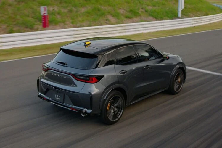 Động cơ trên LBX Morizo RR Concept có khả năng cũng cho công suất đầu ra tương tự như GR Yaris 2024, mạnh 304 PS tại 6.500 vòng/phút và mô-men xoắn cực đại 400 Nm từ 3.250 vòng/phút – 4.600 vòng/phút.