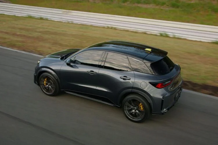 Lexus cho biết thêm LBX Morizo RR Concept đã được áp dụng rất nhiều “sự phát triển độc quyền” cho thân xe, hệ thống treo, lốp, hệ thống điều khiển AWD và hộp số tự động 8 cấp. Mâm xe bằng nhôm rèn BBS 19 inch và được bọc trong lốp Continental Sportcontact 7.