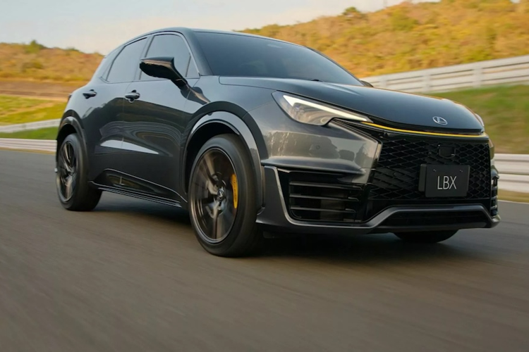 Bên trong cabin, LBX Morizo RR Concept được trang bị ghế thể thao đặc biệt phía trước với dây đai an toàn màu vàng có biểu tượng Morizo RR cùng bộ bàn đạp bằng nhôm.