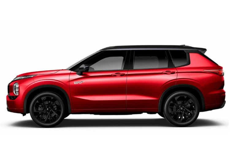 Mẫu xe SUV Mitsubishi Outlander PHEV GSR 2024 sở hữu “bộ cánh” màu đỏ Red Diamond độc quyền nổi bật, đi cùng các chi tiết màu đen như: tấm chắn bùn, lưới tản nhiệt, nắp gương, khung cửa sổ, thanh mái và viền đèn sương mù làm điểm nhấn. Xe còn có tùy chọn màu sơn Black Mica cũng không kém phần ấn tượng.