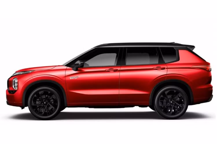 Mẫu xe SUV Mitsubishi Outlander PHEV GSR 2024 sở hữu “bộ cánh” màu đỏ Red Diamond độc quyền nổi bật, đi cùng các chi tiết màu đen như: tấm chắn bùn, lưới tản nhiệt, nắp gương, khung cửa sổ, thanh mái và viền đèn sương mù làm điểm nhấn. Xe còn có tùy chọn màu sơn Black Mica cũng không kém phần ấn tượng.