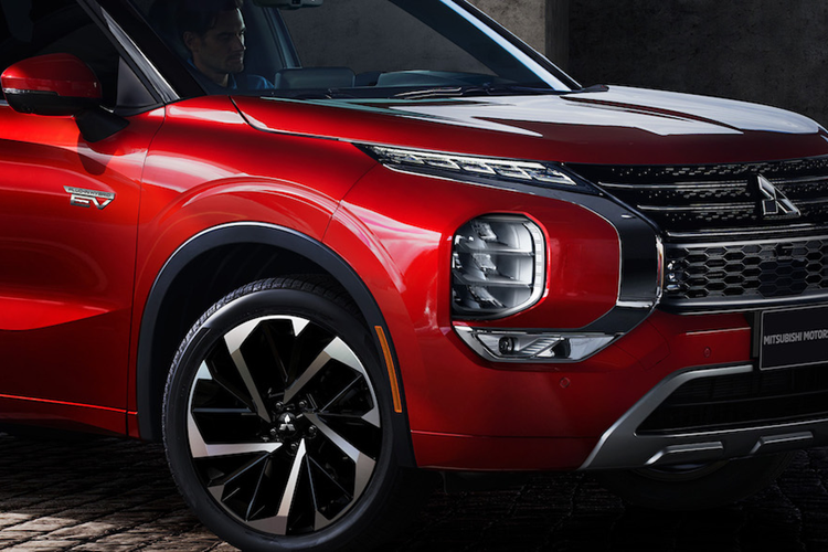 Outlander bản mới này còn có một số điểm khác biệt so với các bản thường là: bộ mâm hợp kim có kích thước 20 inch màu đen, chữ Outlander trên nắp capo và biểu tượng GSR đặc trưng trên cửa sau.