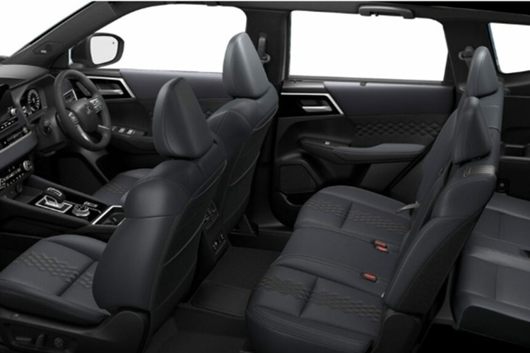 Xe được trang bị hàng loạt tiện ích hiện đại như: bảng đồng hồ kỹ thuật số 12,3 inch, màn hình giải trí 9 inch, hệ thống âm thanh cao cấp Bose 10 loa, ghế sưởi, cửa sổ trời toàn cảnh và hệ thống trợ lý lái xe MI-Pilot.