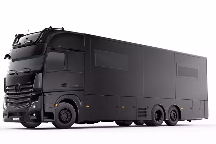 Được Brabus thiết kế dựa trên một chiếc xe tải Mercedes Actros, chiếc RV Brabus Big Boy 1200 khổng lồ này cung cấp hơn 30 mét vuông không gian sống tinh tế đem đến một không gian nội thất rộng rãi, ấn tượng với các chi tiết nội thất sang trọng.