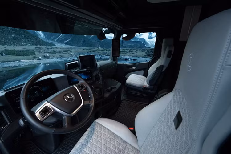 Chiếc RV cấu tạo dựa trên khung gầm ba trục với hai trục kép ở phía sau. Sức mạnh đến từ động cơ turbodiesel 12.8 lít khổng lồ tạo ra công suất 523 mã lực, mô-men xoắn 2.600 Nm.