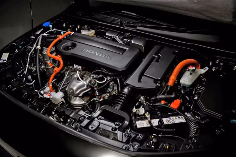 Mặt khác, các phiên bản ICE (động cơ đốt trong) thuần túy vẫn có thể có ở các biến thể thấp hơn của Civic. Động cơ VTEC Turbo 1.5L có khả năng vẫn giữ nguyên công suất ở mức 175 mã lực và mô-men xoắn 240 Nm, đi kèm với hộp số duy nhất có thể là CVT.
