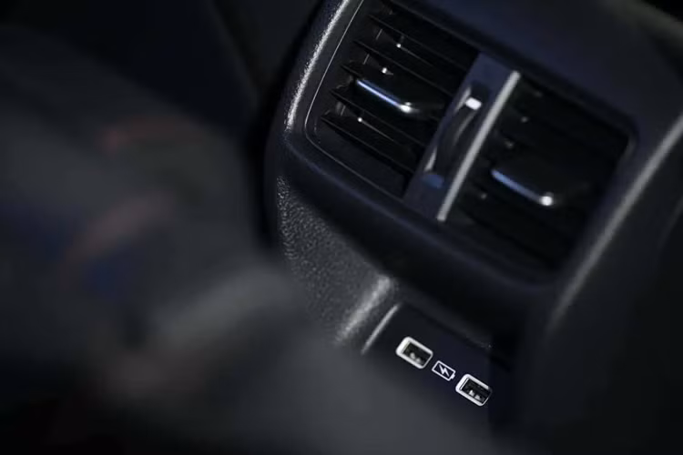 Thông số kỹ thuật chính xác vẫn chưa hãng được tiết lộ, nhưng đối với những người dùng thích Civic mạnh mẽ và hệ truyền động hiệu quả hơn thì có thể lựa chọn Honda Civic 2025 động cơ e:HEV 2.0L mới sản sinh công suất 181 mã lực và mô-men xoắn 315 Nm kết hợp với hộp số hybrid chuyên dụng