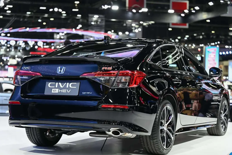 Theo Autoindustrya, những tính năng mới có thể sẽ xuất hiện Civic 2025 bao gồm Honda Connect lần đầu tiên được ra mắt trên CR-V và phiên bản cải tiến hơn của Honda Sensing ADAS. Honda sẽ tổ chức lễ ra mắt chính thức mẫu xe Civic 2025 tại Triển lãm ô tô quốc tế Philippines vào tháng 10 năm nay.