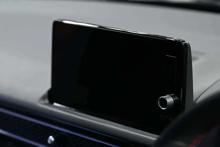 Bên trong cabin, Honda Civic 2025 được nâng cấp hệ thống thông tin giải trí với màn hình cảm ứng 9 inch mới tích hợp Apple Carplay và Android Auto không dây, đế sạc không dây và cổng USB-C. Đối với bản RS e:HEV cao cấp nhất, xe được trang bị hệ thống âm thanh Bose 12 loa.