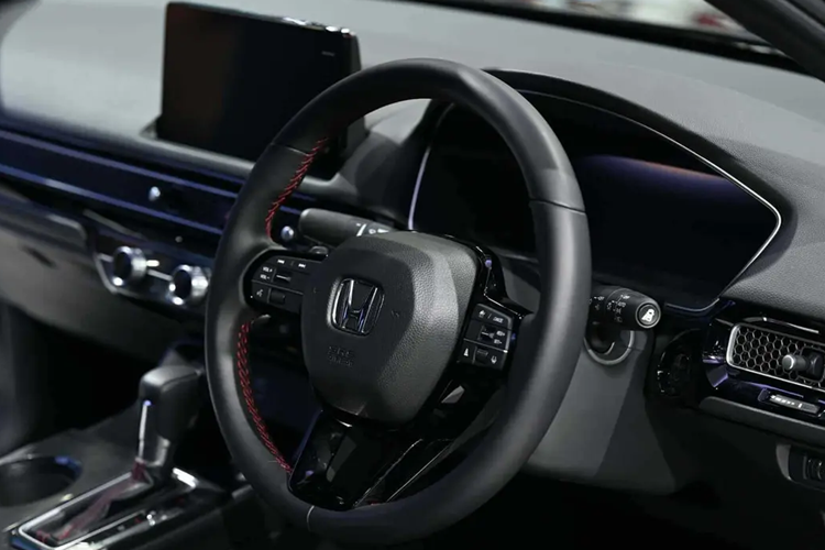 Đầu tiên về ngoại thất, phần đầu của Honda Civic 2025 mới có cản va được thiết kế lại với lưới tản nhiệt dưới lớn hơn và các cửa hút gió bên mỏng hơn. Phần còn lại của thân xe vẫn không thay đổi ngoại trừ bộ mâm hợp kim kích thước 18 inch dạng mặt cắt kim cương độc đáo.