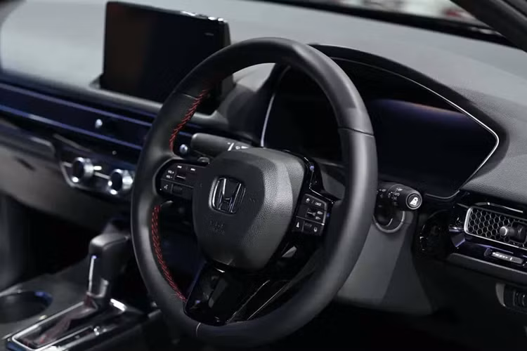 Đầu tiên về ngoại thất, phần đầu của Honda Civic 2025 mới có cản va được thiết kế lại với lưới tản nhiệt dưới lớn hơn và các cửa hút gió bên mỏng hơn. Phần còn lại của thân xe vẫn không thay đổi ngoại trừ bộ mâm hợp kim kích thước 18 inch dạng mặt cắt kim cương độc đáo.