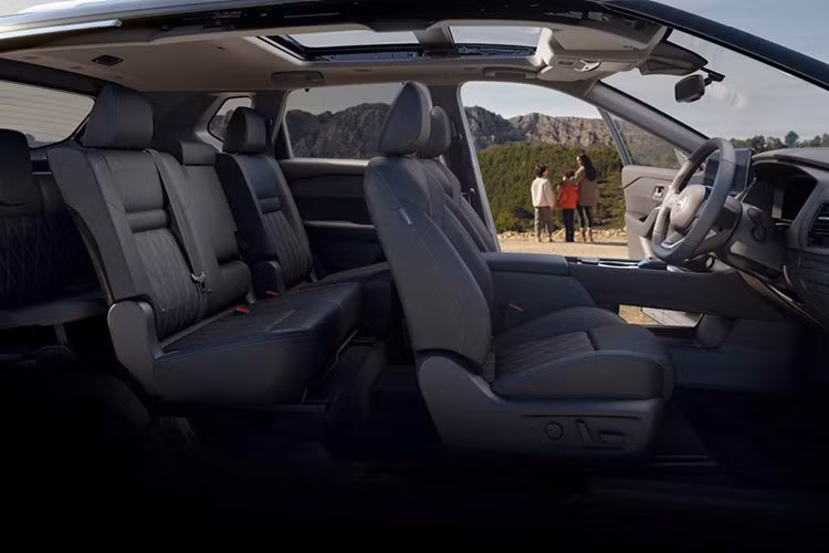 Cụm đồng hồ kỹ thuật số 12,3 inch, sạc điện thoại thông minh không dây, hệ thống camera 360 độ, lẫy chuyển số trên vô-lăng, hàng ghế thứ ba gập tỷ lệ 50:50, khởi động bằng nút bấm, nhiều chế độ lái, kiểm soát hành trình và cửa sổ trời kép…