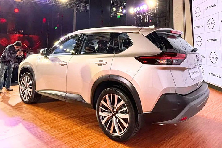Về trang bị an toàn, Nissan X-Trail 2025 có 7 túi khí, hệ thống phanh ABS, EBD, hệ thống kiểm soát lực kéo, vi sai chống trượt, cảm biến đỗ xe phía trước, hỗ trợ khởi hành ngang dốc và cảm biến gạt mưa tự động.