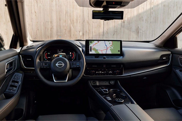 Xe có hệ thống đèn full LED cùng bộ mâm hợp kim dạng mặt cắt kim cương khá bắt mắt. Nissan X-Trail 2025 vẫn sở hữu các trang bị tiện ích như: màn hình thông tin giải trí cảm ứng 8 inch, hỗ trợ kết nối Apple CarPlay và Android Auto