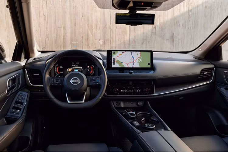 Xe có hệ thống đèn full LED cùng bộ mâm hợp kim dạng mặt cắt kim cương khá bắt mắt. Nissan X-Trail 2025 vẫn sở hữu các trang bị tiện ích như: màn hình thông tin giải trí cảm ứng 8 inch, hỗ trợ kết nối Apple CarPlay và Android Auto