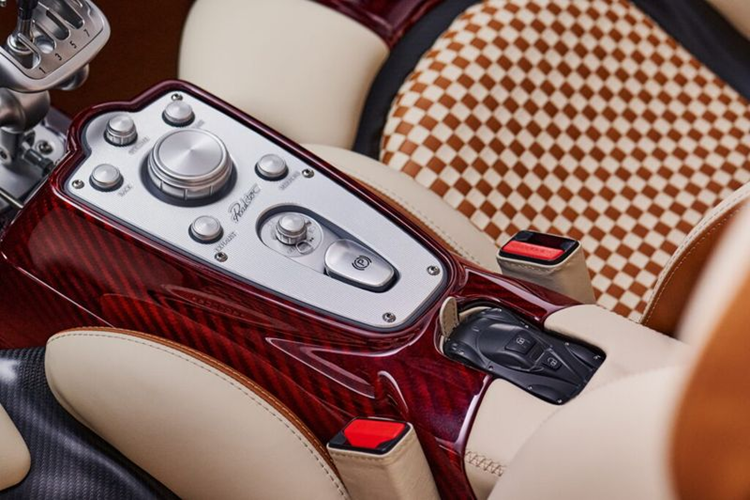 Trong khi đó bản mui mềm thì có thể gấp gọn trong một chiếc vali đặt phía sau hai ghế ngồi. Chủ xe cũng có thể sử dụng bộ vali da bọc carbon được đặt gọn gàng trong khoang chứa đặc biệt cạnh động cơ. Về thiết kế, Utopia Roadster vẫn giữ nguyên các đường nét đặc trưng của phiên bản coupe.