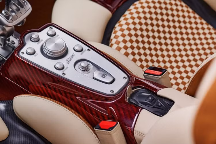 Trong khi đó bản mui mềm thì có thể gấp gọn trong một chiếc vali đặt phía sau hai ghế ngồi. Chủ xe cũng có thể sử dụng bộ vali da bọc carbon được đặt gọn gàng trong khoang chứa đặc biệt cạnh động cơ. Về thiết kế, Utopia Roadster vẫn giữ nguyên các đường nét đặc trưng của phiên bản coupe.