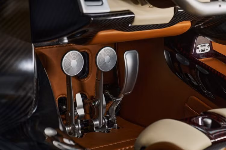 Mẫu hypercar này mang phong cách tối giản nhưng vẫn rất hiện đại. Các yếu tố khí động học được thiết kế một cách tinh tế nhằm giữ lại các đường gân dập nổi ấn tượng trên thân xe. Một trong những điểm nhấn của Utopia là thiết kế cửa nhị diện độc đáo, cho phép cửa xe có thể tách khỏi thân xe, sau đó xoay theo trục chính để hướng lên trên.