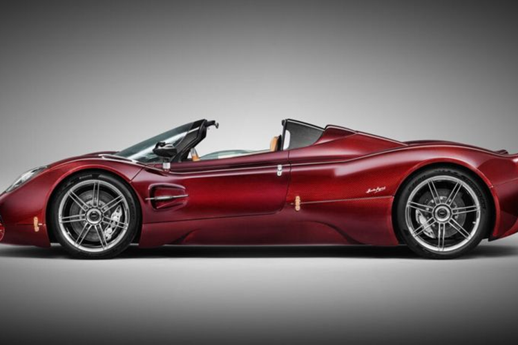 Tuy nhiên, các kỹ sư của Pagani đã nỗ lực để giữ khối lượng của Utopia Roadster ngang ngửa với bản coupe, ở mức 1.280 kg. Thành công này đến từ việc phát triển song song cả hai biến thể, sử dụng chung khung gầm hệ thống truyền động.
