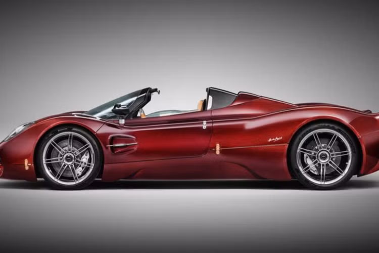 Tuy nhiên, các kỹ sư của Pagani đã nỗ lực để giữ khối lượng của Utopia Roadster ngang ngửa với bản coupe, ở mức 1.280 kg. Thành công này đến từ việc phát triển song song cả hai biến thể, sử dụng chung khung gầm hệ thống truyền động.