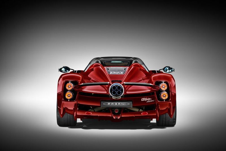 Mẫu hypercar này cũng được trang bị hệ thống treo chủ động và hệ thống cảm biến lốp xe điện tử Pirelli Cyber Tyre. Công nghệ này tương thích với lốp Pirelli P Zero Corsa, Winter và Trofeo RS, cho phép truyền tải thông tin từ lốp xe đến hệ thống cân bằng điện tử và kiểm soát lực kéo.