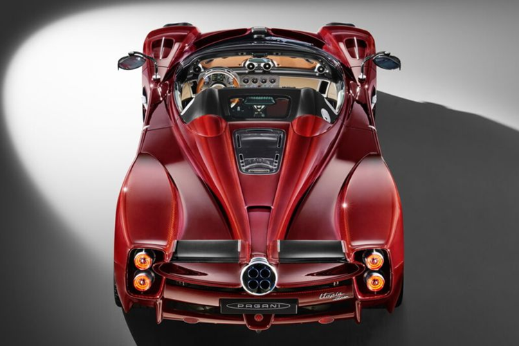 Pagani Utopia Roadster được trang động cơ V12 6.0L do AMG lắp ráp thủ công, sản sinh công suất 852 mã lực và mô-men xoắn 1.100 Nm. Đi kèm với đó là hộp số Xtrac 7 cấp và hệ dẫn động cầu sau.
