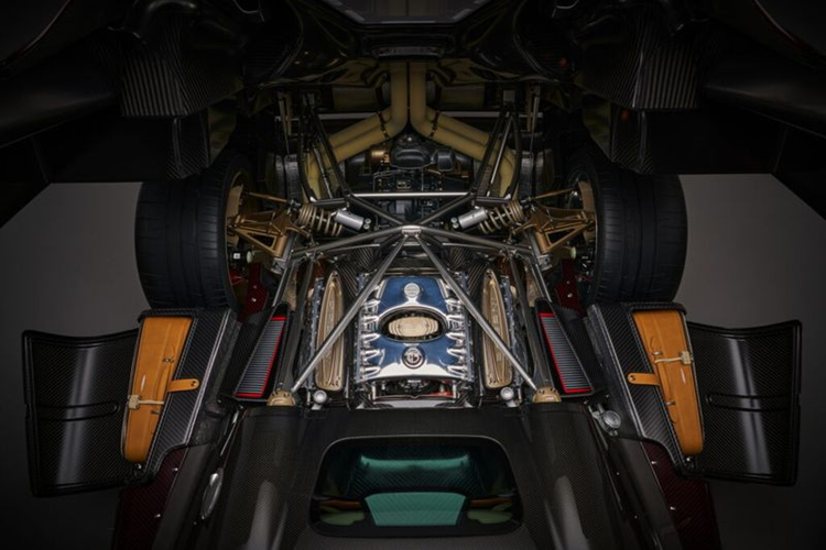 Phần đuôi xe gây ấn tượng với điểm nhấn là cụm đèn hậu mang thiết kế giống tua-bin động cơ máy bay. Bên cạnh đó là cánh gió hình elip với kích thước khổng lồ, giúp duy trì sự ổn định cho chiếc xe khi chạy trên dải tốc độ cao.