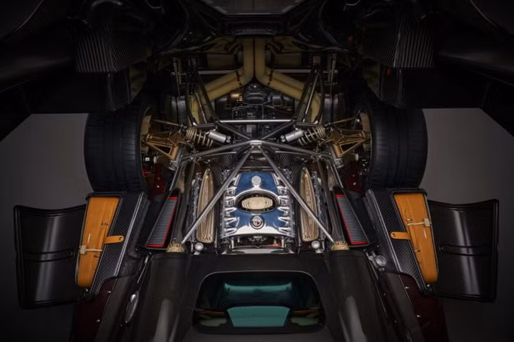 Phần đuôi xe gây ấn tượng với điểm nhấn là cụm đèn hậu mang thiết kế giống tua-bin động cơ máy bay. Bên cạnh đó là cánh gió hình elip với kích thước khổng lồ, giúp duy trì sự ổn định cho chiếc xe khi chạy trên dải tốc độ cao.