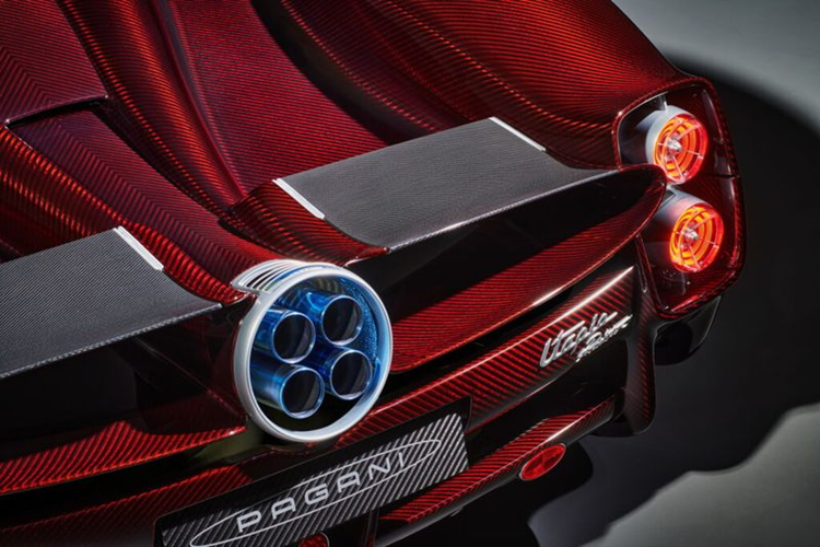Pagani cung cấp nhiều tùy chọn cá nhân hóa cho khách hàng mua Utopia Roadster, bao gồm cả cấu hình Sport Pack trên biến thể coupe. Chiếc xe trưng bày có ngoại thất hoàn thiện từ chất liệu carbon màu đỏ Habanero Red, kết hợp với bộ mâm carbon Aeroblade.