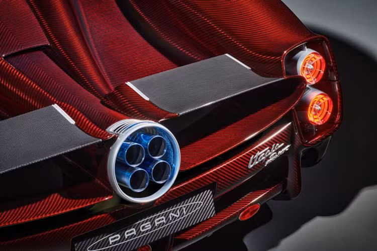 Pagani cung cấp nhiều tùy chọn cá nhân hóa cho khách hàng mua Utopia Roadster, bao gồm cả cấu hình Sport Pack trên biến thể coupe. Chiếc xe trưng bày có ngoại thất hoàn thiện từ chất liệu carbon màu đỏ Habanero Red, kết hợp với bộ mâm carbon Aeroblade.