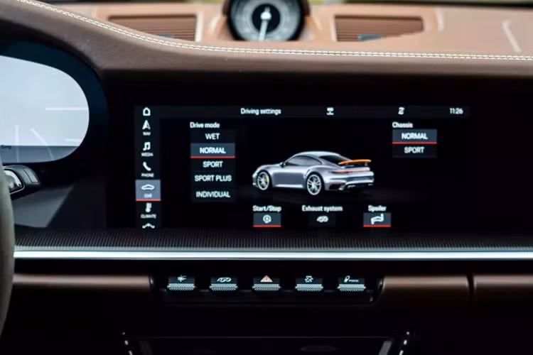 Theo thông tin từ 1 showroom chuyên mua bán xe lướt ở Hà Nội, chiếc xe Porsche 911 Turbo S 992 với màu xanh Nogaro Metallic đã được khách hàng của mình mua lại với giá gần 13 tỷ đồng, tiết kiệm đâu đó gần 5 tỷ đồng, so với mua mới. Xe đã chạy hơn 13.000 km, và tình trạng còn khá mới.