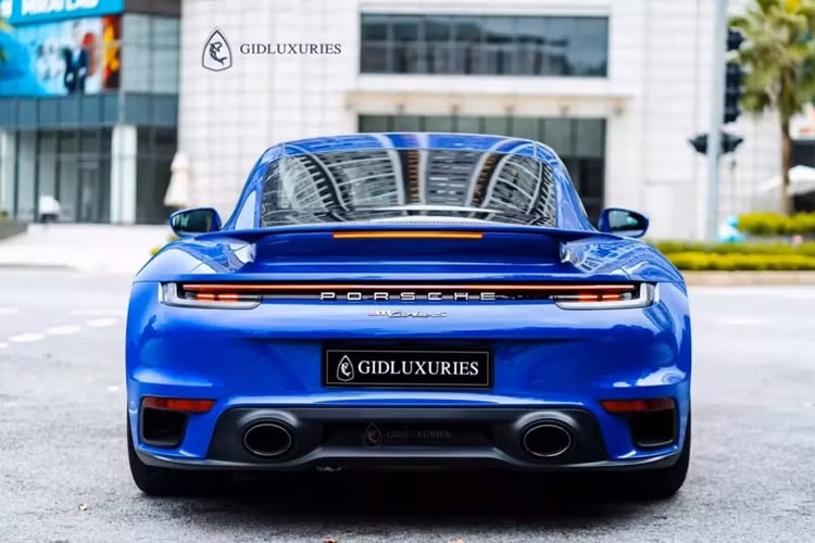 Sức mạnh động cơ của xe thể thao Porsche 911 Turbo S đời 992 sẽ kết hợp cùng hộp số tự động 8 cấp và dẫn động 2 cầu, nhờ đó, mẫu xe thể thao tốc độ này có thể tăng tốc từ vị trí xuất phát lên 100 km/h chỉ trong thời gian 2,7 giây khi đi kém gói SportChrono, trước khi đạt tốc độ tối đa là 330 km/h.